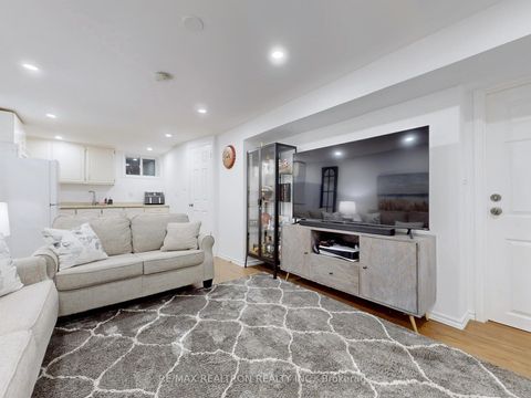 Photo 29 at 30 Carondale Crescent, L'Amoreaux, Toronto