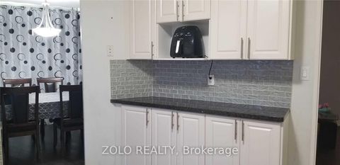 Photo 12 at 906 - 15 Vicora Linkway Way, Flemingdon Park, Toronto