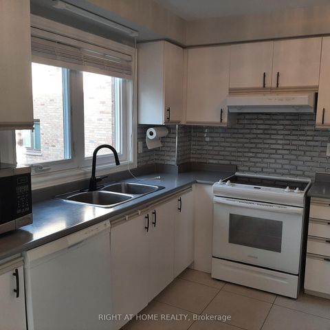 Photo 10 at 17 - 37 Old Firehall Lane, West Woodbridge, Vaughan