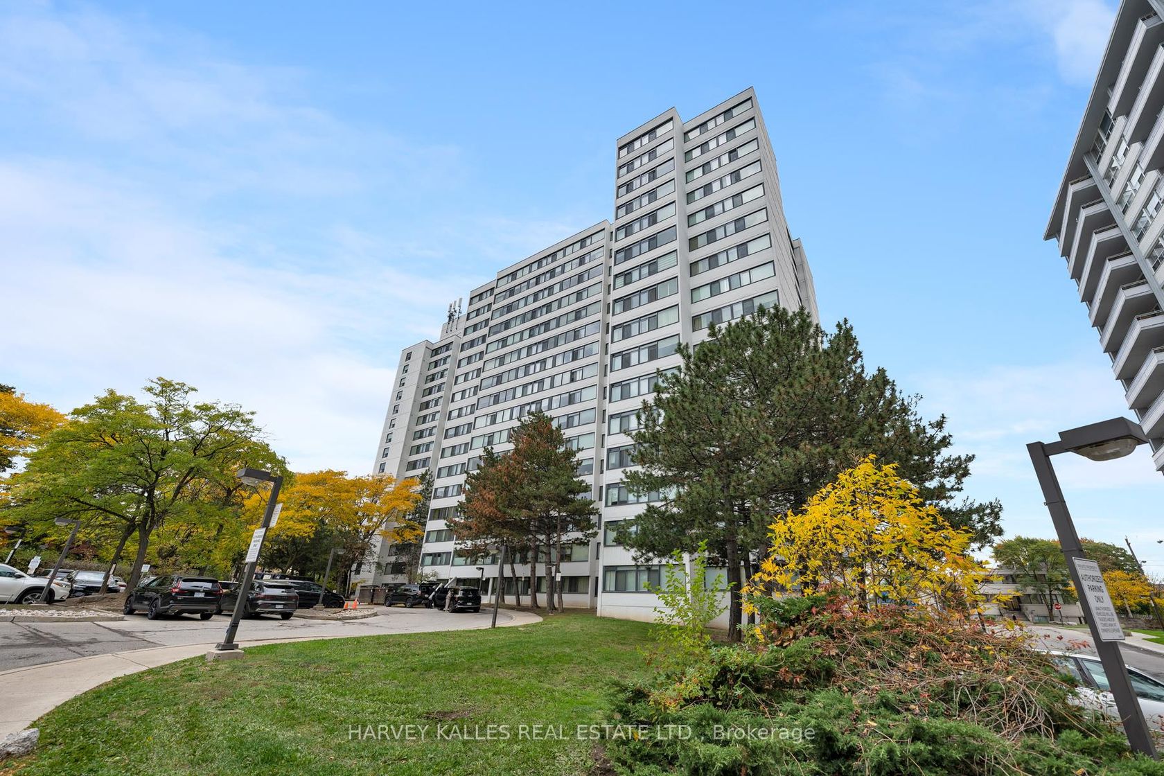 1111 - 3000 Bathurst Street, Lawrence, Toronto 