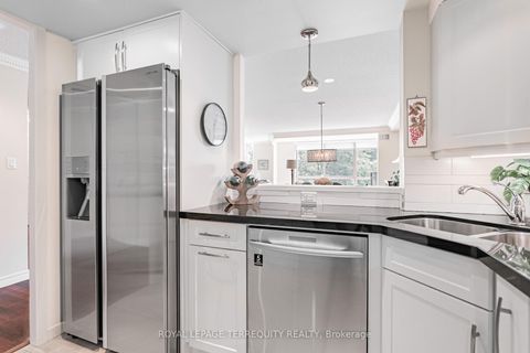 Photo 3 at 605 - 225 Davenport Road, Annex, Toronto