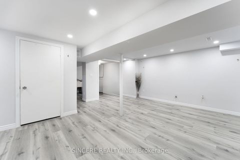 Photo 21 at 8 Greenbelt Crescent, North Richvale, Richmond Hill