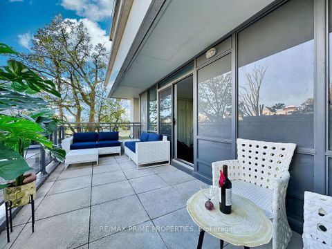 Photo 2 at 205 - 85 North Park Road, Beverley Glen, Vaughan