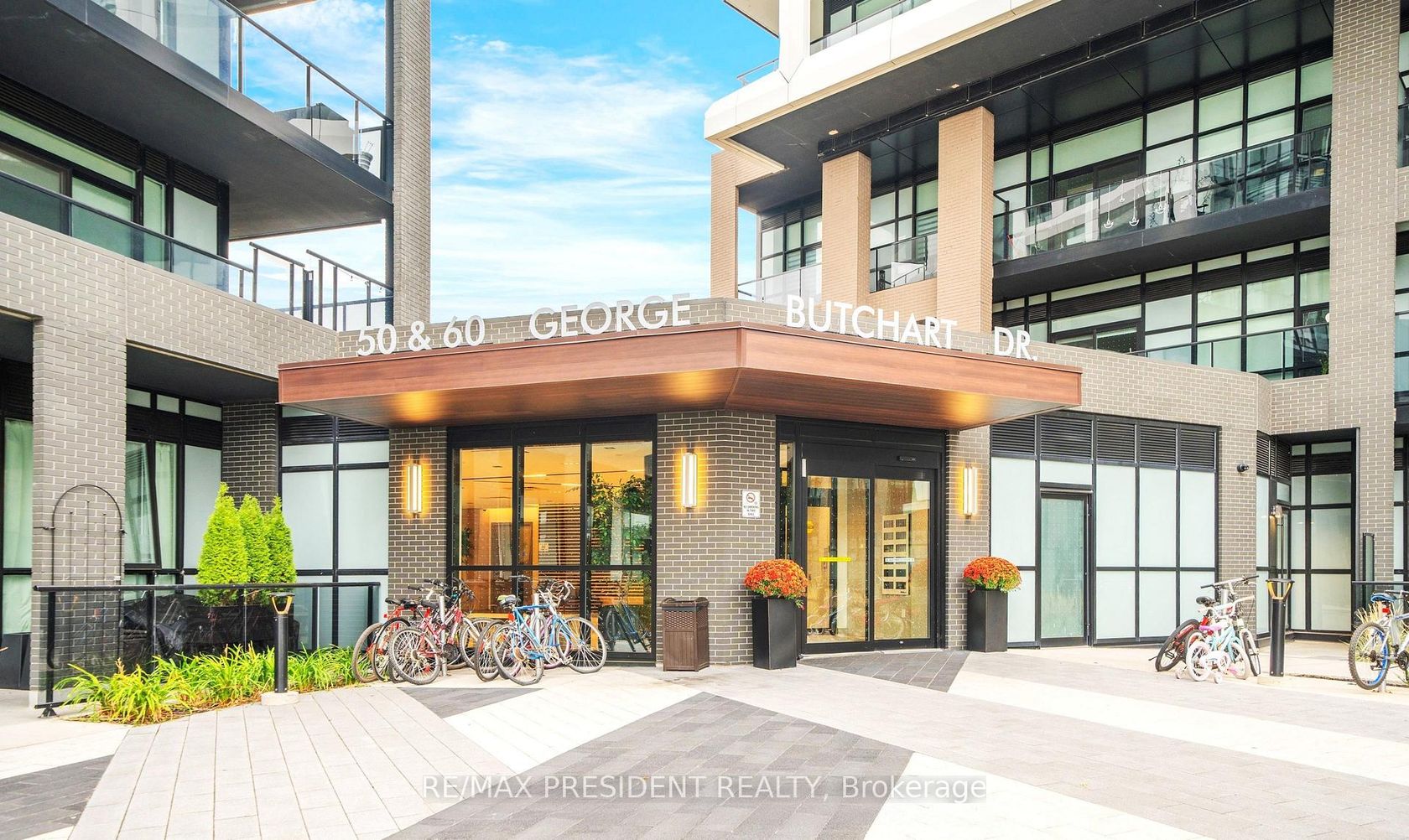 112 - 60 George Butchart Drive, CFB, Toronto 