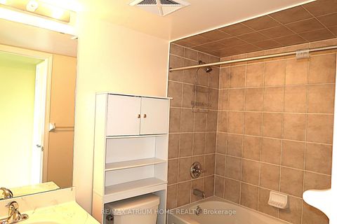 Photo 13 at 608 - 18 Harding Boulevard, Harding, Richmond Hill