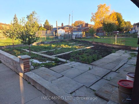 Photo 7 at 135 Derrydown Road, York University Heights, Toronto