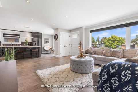 Photo 1 at 20 Bradbury Crescent, West Deane, Toronto