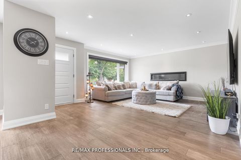 Photo 2 at 20 Bradbury Crescent, West Deane, Toronto