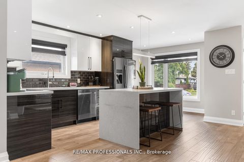 Photo 5 at 20 Bradbury Crescent, West Deane, Toronto