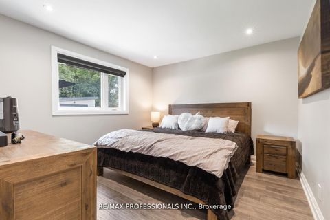 Photo 9 at 20 Bradbury Crescent, West Deane, Toronto