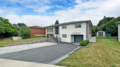 Photo 1 at 29 Manadon Drive, Newtonbrook West, Toronto