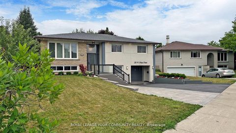 Photo 2 at 29 Manadon Drive, Newtonbrook West, Toronto