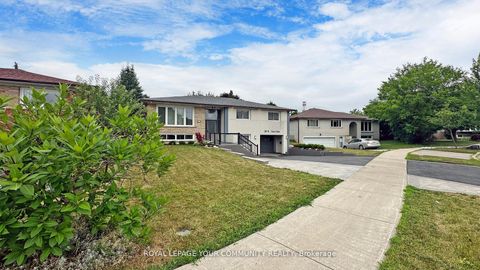 Photo 3 at 29 Manadon Drive, Newtonbrook West, Toronto