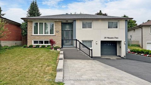 Photo 5 at 29 Manadon Drive, Newtonbrook West, Toronto