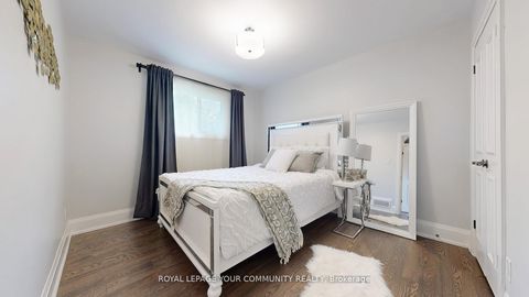 Photo 18 at 29 Manadon Drive, Newtonbrook West, Toronto