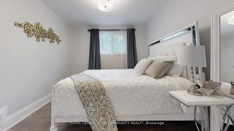 Photo 19 at 29 Manadon Drive, Newtonbrook West, Toronto