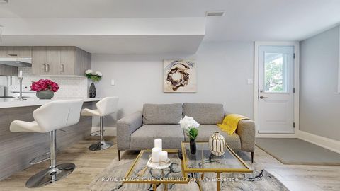 Photo 31 at 29 Manadon Drive, Newtonbrook West, Toronto