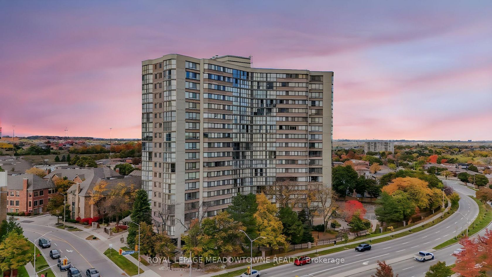 204 - 4235 Sherwoodtowne Boulevard E, City Centre, Mississauga by Loree Meneguzzi Real Estate 204 - 4235 Sherwoodtowne Boulevard E, City Centre, Mississauga