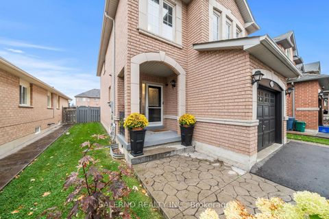 Photo 4 at 23 Stone Palace Way, Sonoma Heights, Vaughan