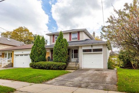 Photo 2 at 29 Doverwood Court, Newtonbrook East, Toronto