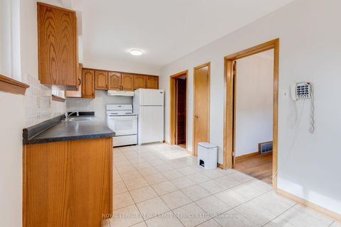 Photo 11 at 29 Doverwood Court, Newtonbrook East, Toronto