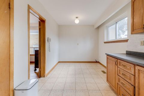 Photo 12 at 29 Doverwood Court, Newtonbrook East, Toronto
