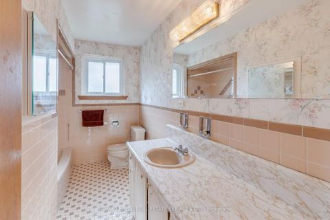 Photo 15 at 29 Doverwood Court, Newtonbrook East, Toronto