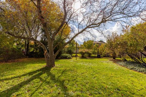 Photo 32 at 29 Doverwood Court, Newtonbrook East, Toronto
