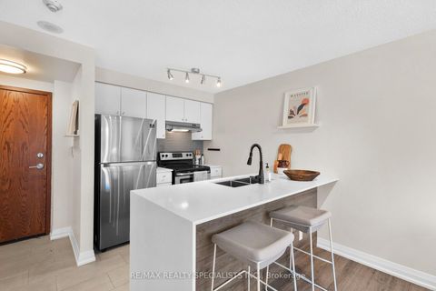 Photo 4 at 710 - 10 Yonge Street, Waterfront Communities C1, Toronto