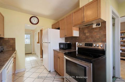 Photo 11 at 149 Leighland Avenue, CP College Park, Oakville