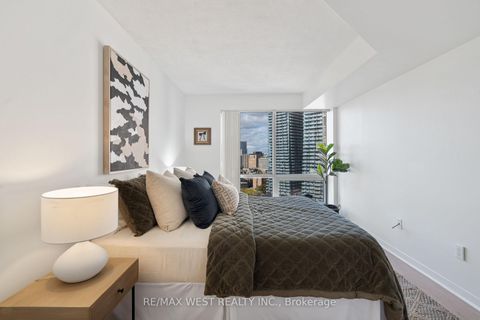 Photo 13 at 2002 - 1001 Bay Street, Bay Street Corridor, Toronto