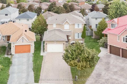 Photo 2 at 7 Round Leaf Court, Holly, Barrie