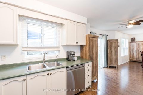 Photo 7 at 7 Round Leaf Court, Holly, Barrie