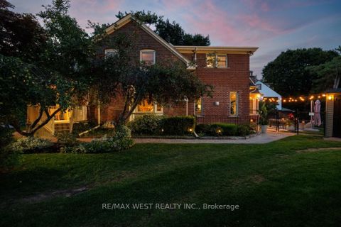 Photo 2 at 207 Ellis Avenue, Swansea, Toronto