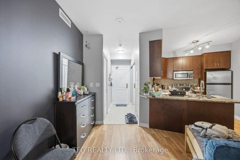 Photo 11 at 417 - 9225 Jane Street, Maple, Vaughan