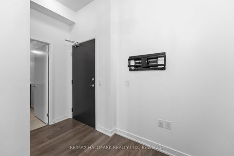 Photo 3 at 511 - 60 Honeycrisp Crescent, Vaughan Corporate Centre, Vaughan