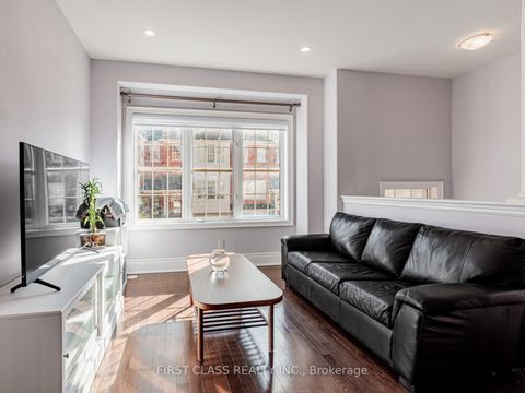 Photo 3 at 24 Golden Spruce Lane, Maple, Vaughan