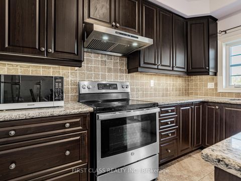 Photo 11 at 24 Golden Spruce Lane, Maple, Vaughan