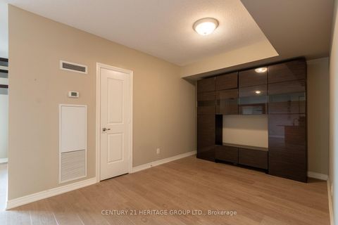Photo 10 at 615 - 9245 Jane Street, Maple, Vaughan