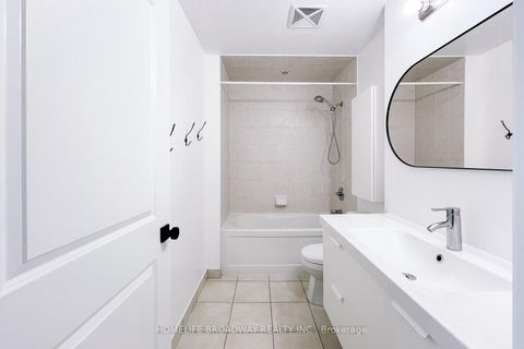 Photo 12 at PH108 - 18 Harding Boulevard, Harding, Richmond Hill