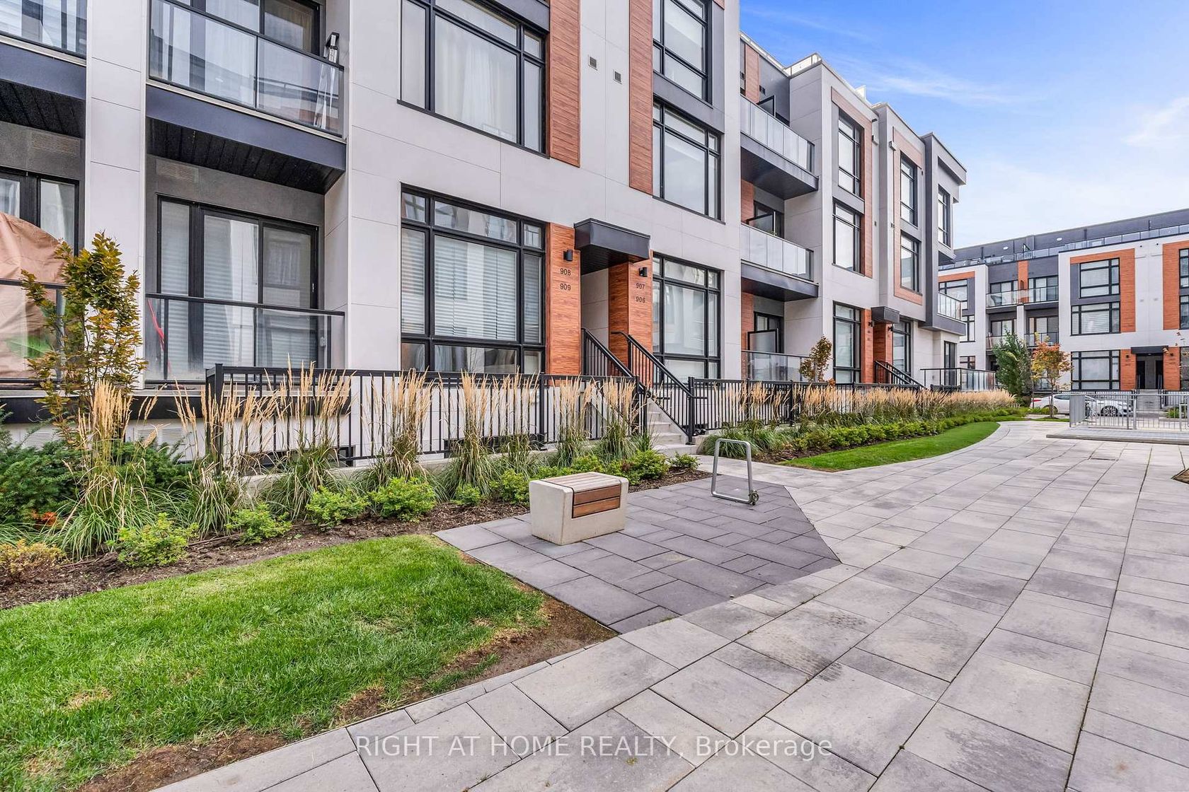 907 - 2 Steckley House Lane, Rural Richmond Hill, Richmond Hill photo 7