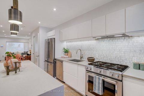 Photo 10 at 466 Montrose Avenue, Little Italy, Toronto