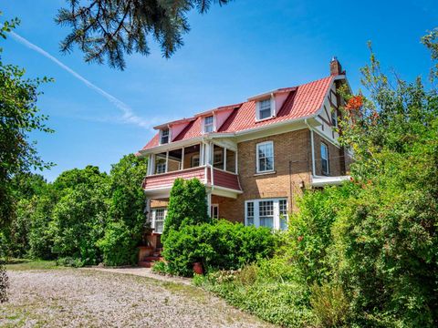 Photo 2 at 3175 Lakeshore Road W, BR Bronte, Oakville