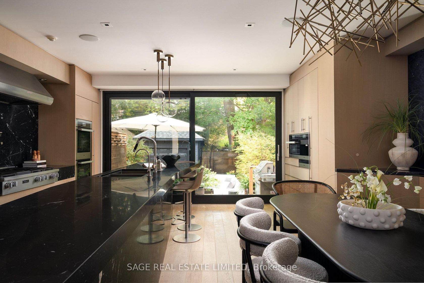 109 Hilton Avenue, Casa Loma, Toronto photo number 2