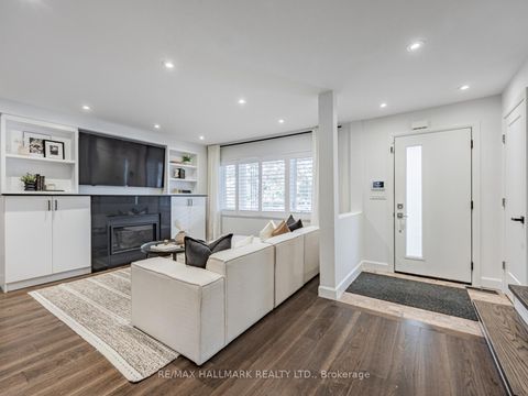 Photo 2 at 12 Leagrove Crescent, Birchmount, Toronto