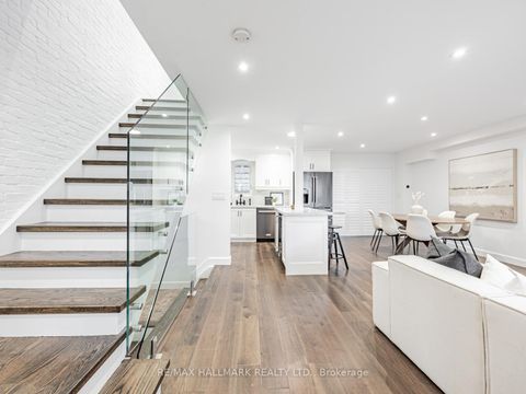 Photo 4 at 12 Leagrove Crescent, Birchmount, Toronto