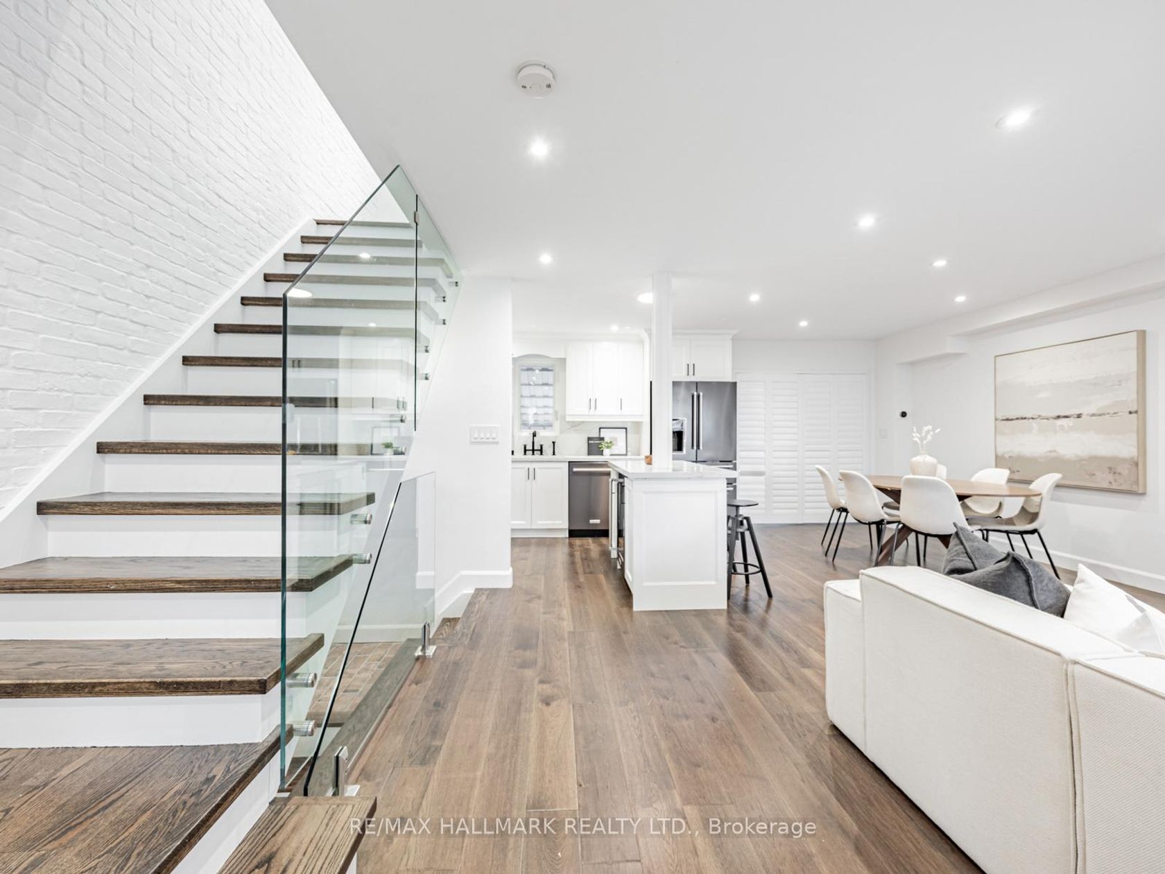 Photo 4 at 12 Leagrove Crescent, Birchmount, Toronto Photo 4 at 12 Leagrove Crescent, Birchmount, Toronto