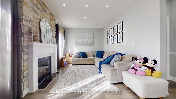 Photo 7 at 2 Personna Circle, Credit Valley, Brampton