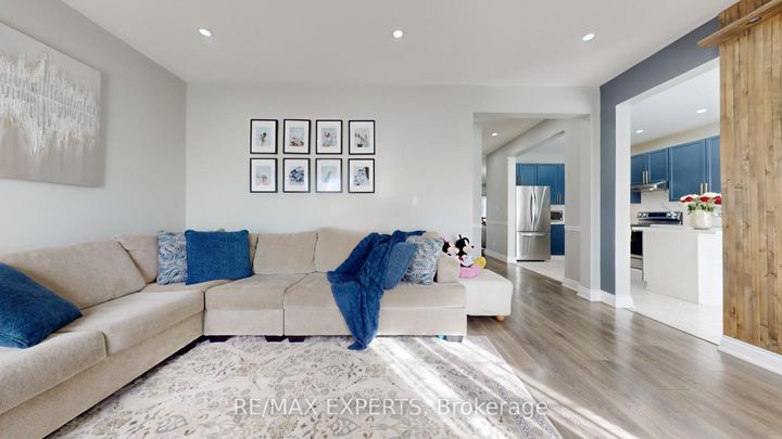 Photo 8 at 2 Personna Circle, Credit Valley, Brampton