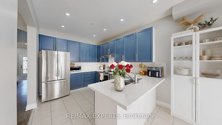 Photo 10 at 2 Personna Circle, Credit Valley, Brampton